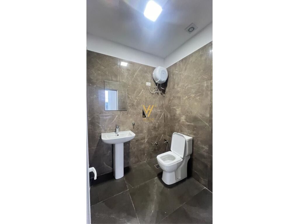 Jepet Dyqan me qera te Kompleksi Usluga 120 m2 1