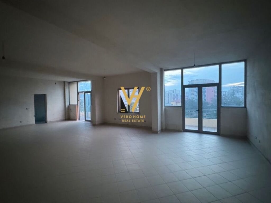 Shitet Apartament 2+1+ballkon ne Fier 112 m2 1