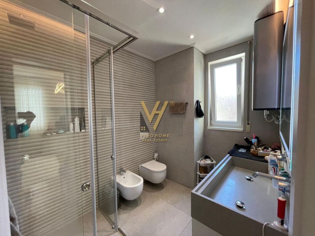 Shitet apartament 3+1+2+dy posta parkimi tek Shallvaret 165 m2 3
