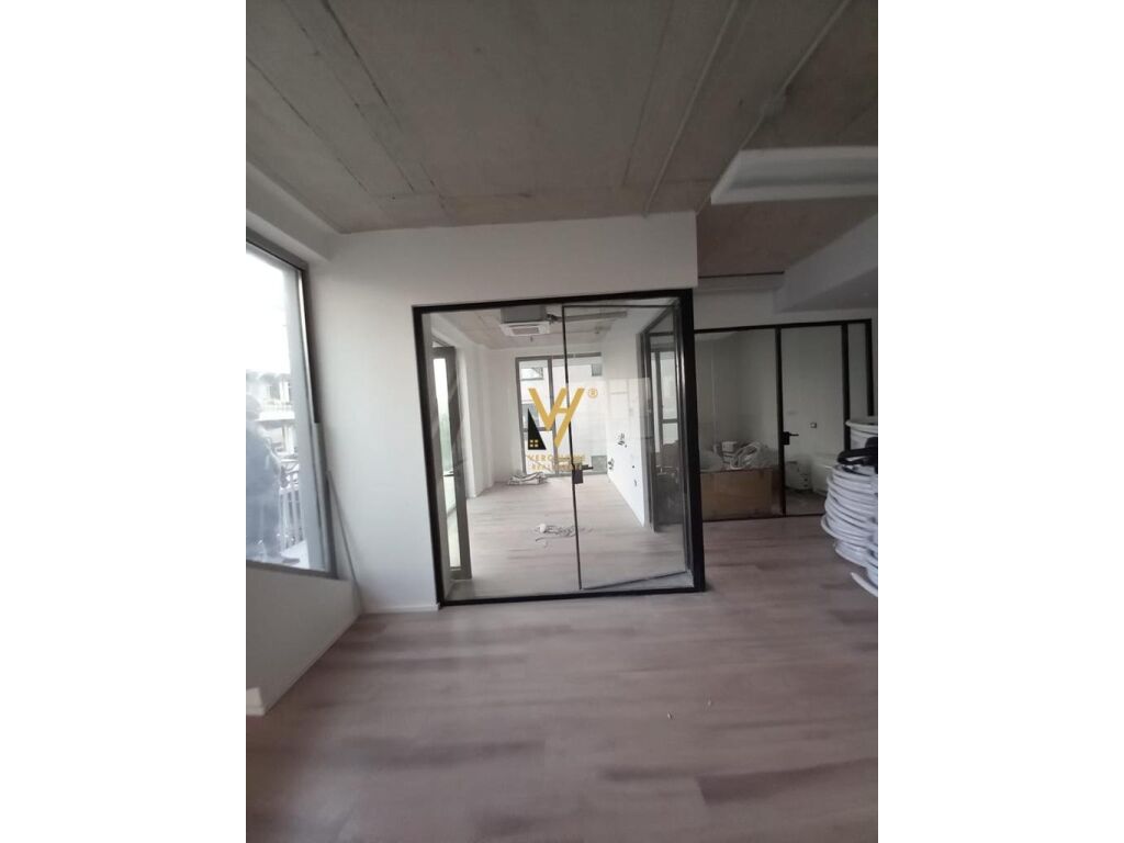 Jepet zyre me qera pran Stadiumit Air Albania 445 m2 3