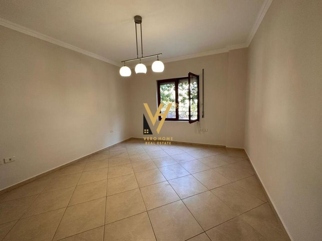 JEPET ZYRE 105 M2 ME QIRA TE RRUGA E KAVAJES 900 EURO