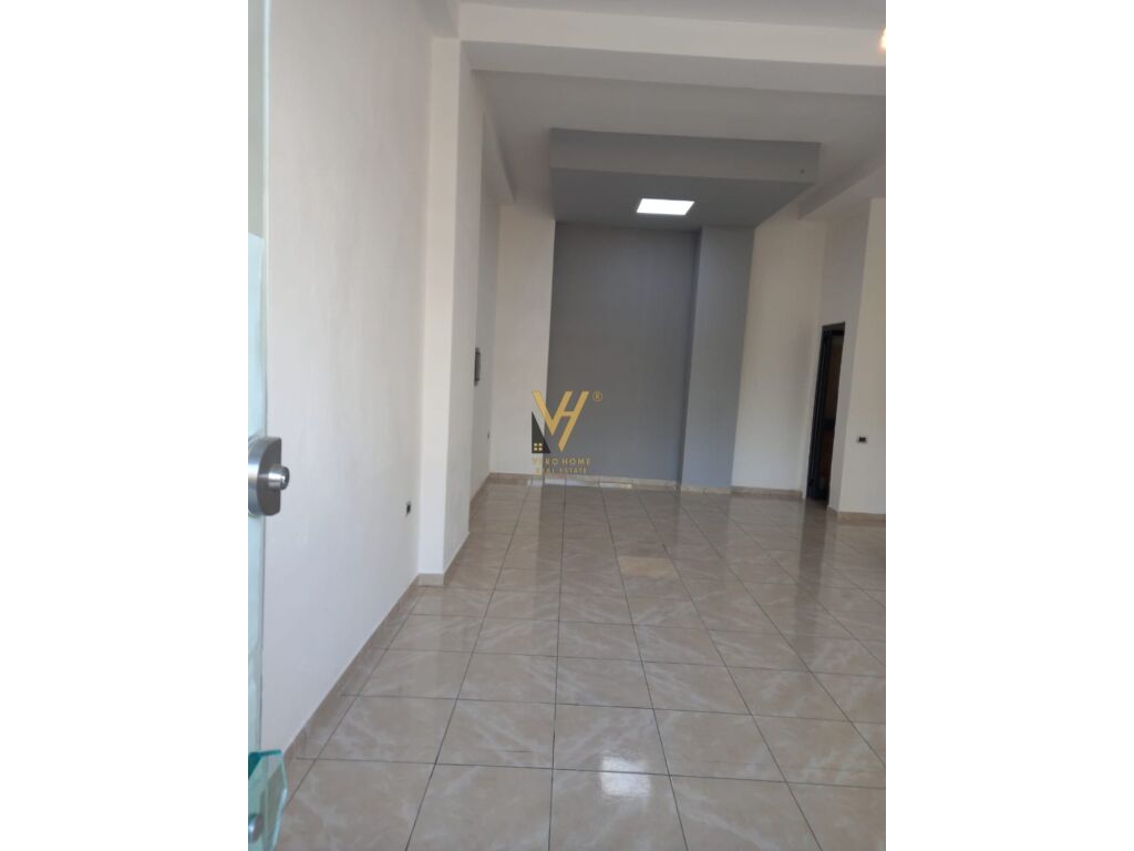 Jepet dyqan me qera te Rruga e Dibres 52 m2 1