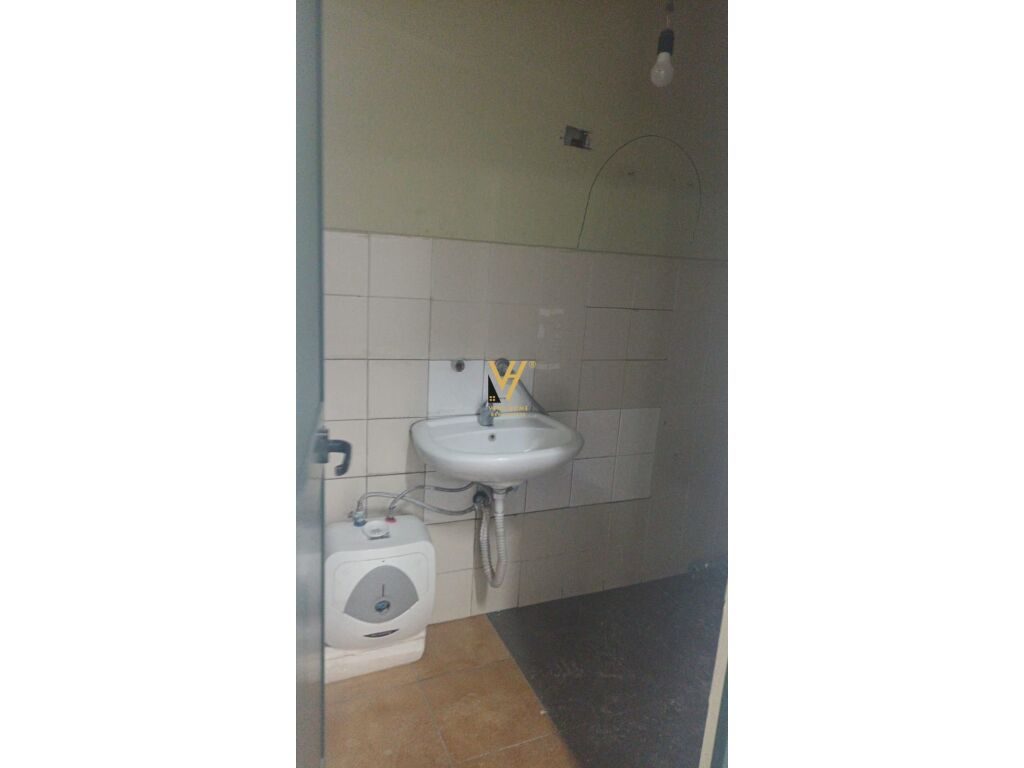 Jepet Magazine me qera ne Aksin Tirane-Durres 1500 m2 3