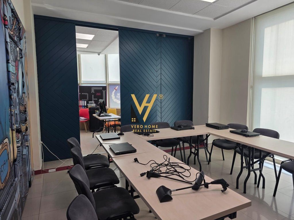 JEPET ZYRE 190 M2 ME QERA TE RRUGA E ELBASANIT 3.000 EURO