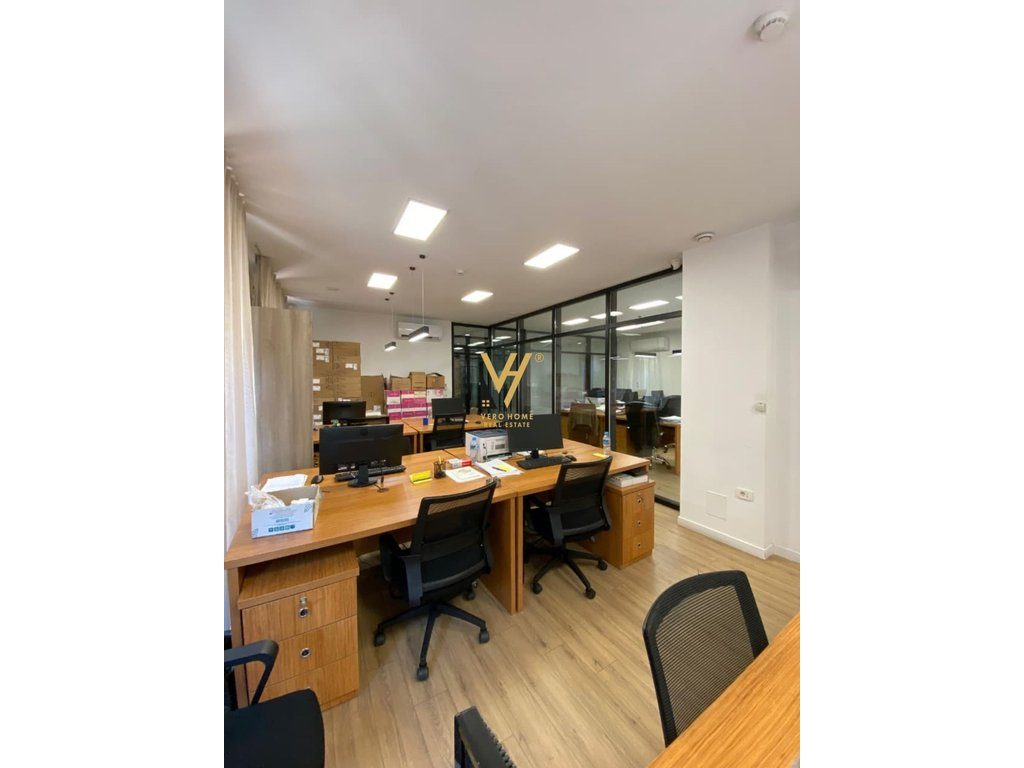 JEPET ZYRE 317 M2 ME QERA RRUGA E BARRIKADAVE 4.600 EURO