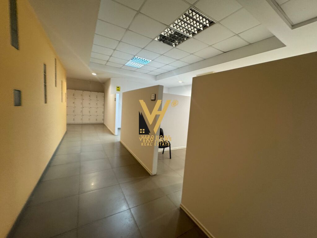 JEPET ZYRE 1.300 M2 ME QERA PRANE HOTEL HILTON , KOMPLEKSI DELIJORGJI 12.000 EURO 4