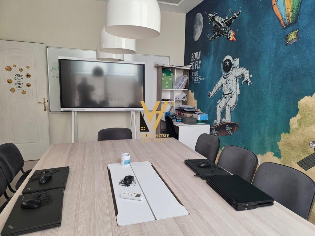 JEPET ZYRE 190 M2 ME QERA TE RRUGA E ELBASANIT 3.000 EURO 2