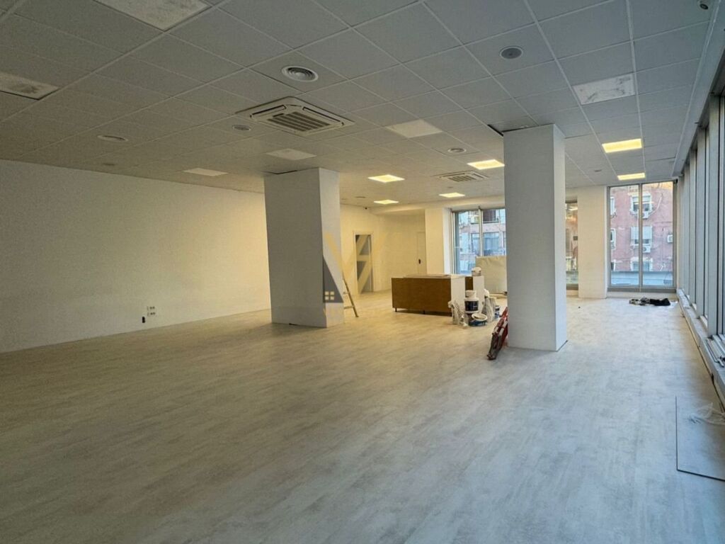 Jepet Ambient Komercial 420 m2 me qera te Blloku , Sheshi Willson 3