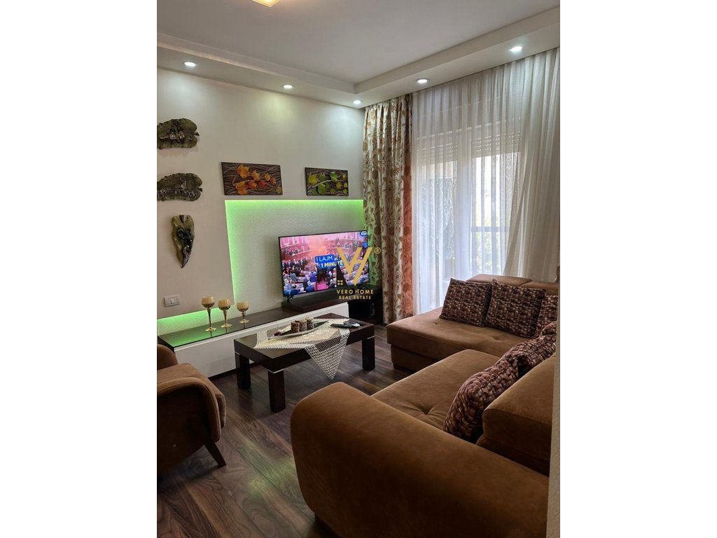 JEPET APARTAMENT 3+1+BLK ME QERA TE KOM.KONTAKT, ISH PARKU 95.000 LEKE