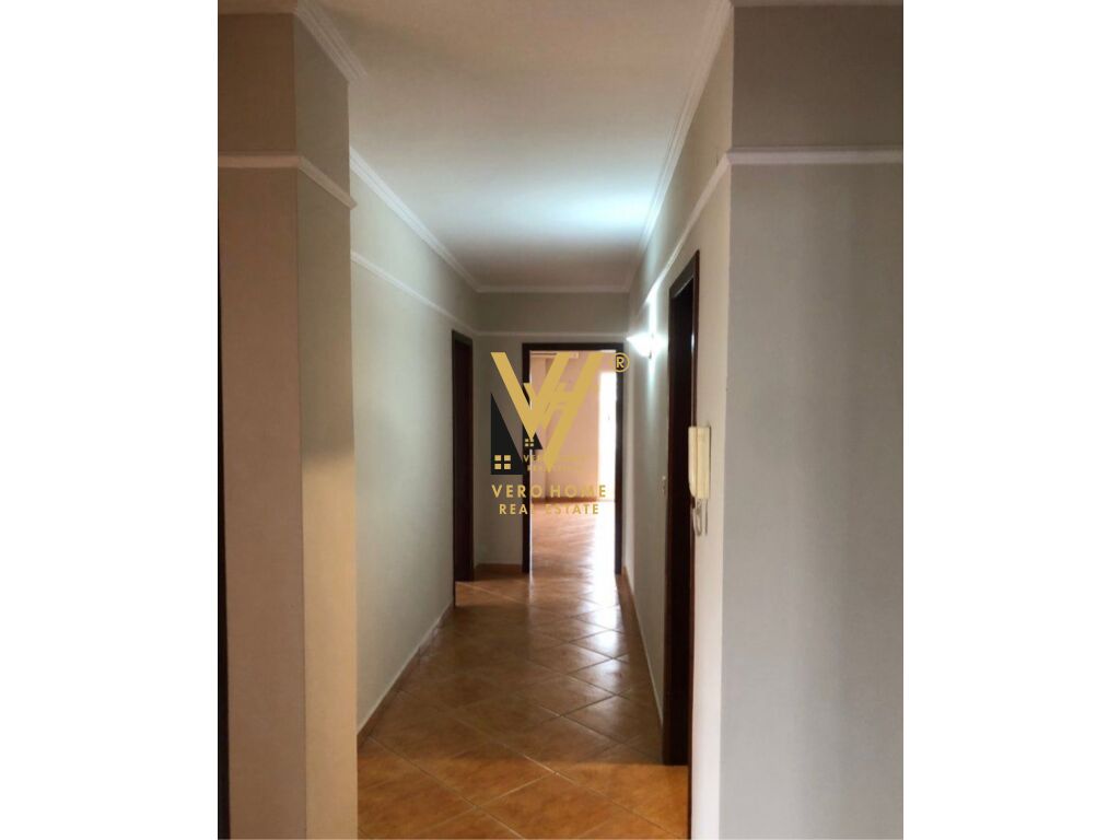 JEPET ZYRE 180 M2 ME QERA NE BLLOK 2.000 EURO 4