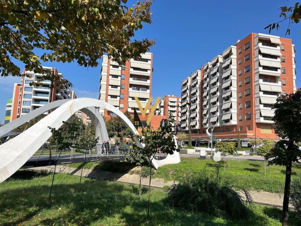 Jepet zyre me qera te Kompleksi Delijorgji 327 m2 1