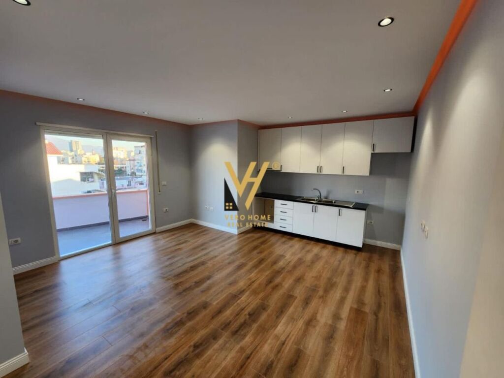 Shitet Apartament 2+1+ballkon te 21 Dhjetori 141 m2