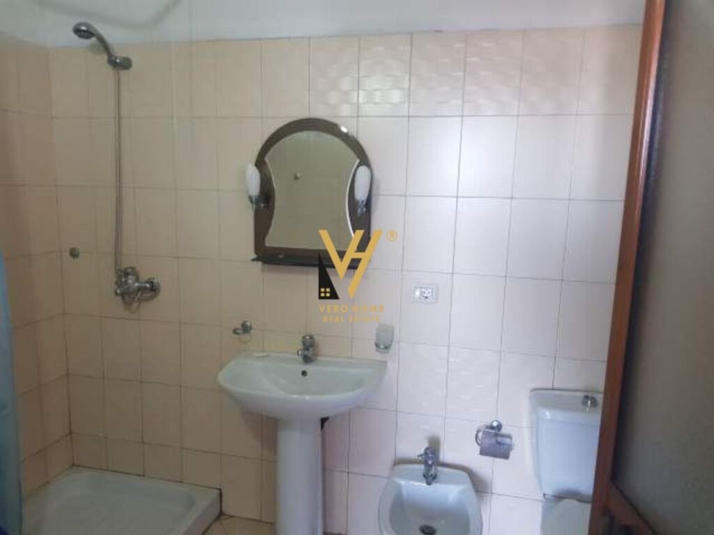 Shitet apartament 1+1 te Plazhi Durres 80 m2