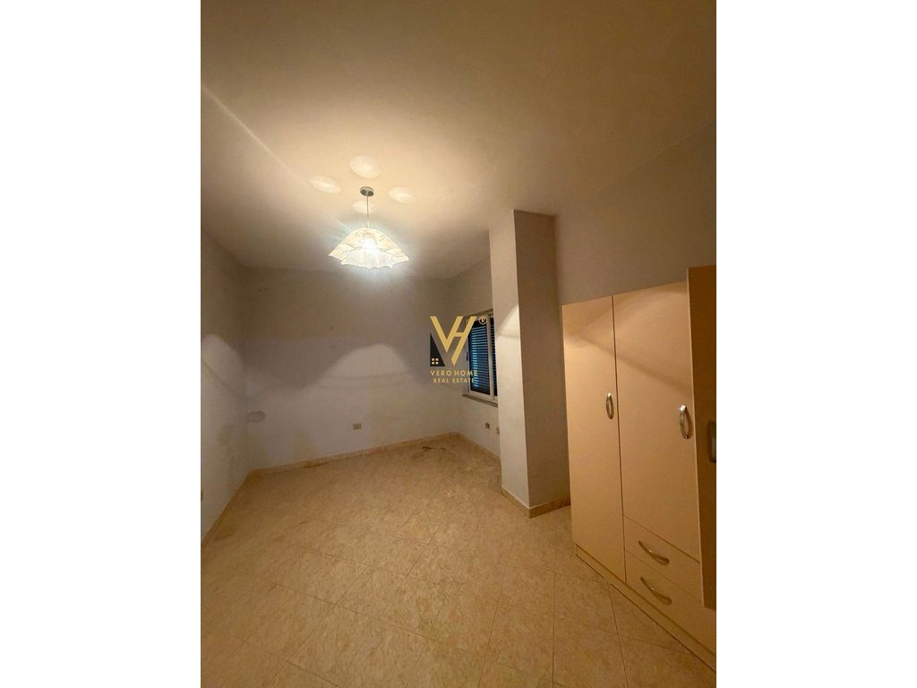 JEPET AMBIENT BIZNESI 136 M2 ME QERA TE 21 DHJETORI 700 EURO 2