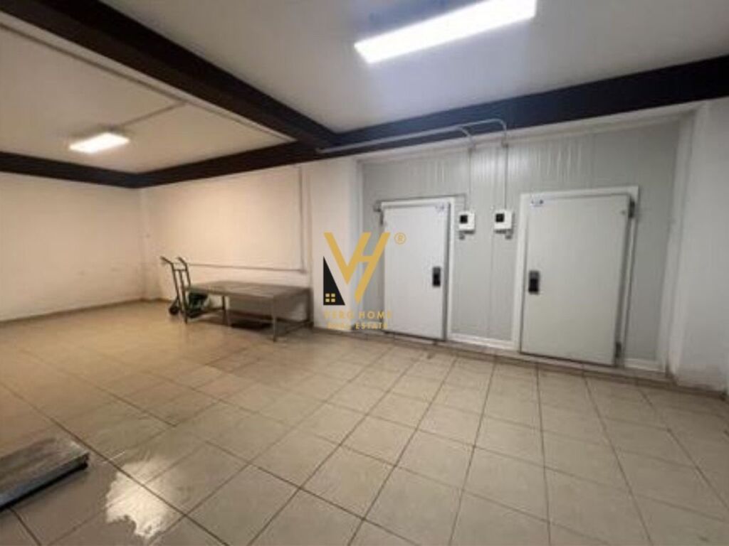 Jepen 3 Dhoma Frigoriferike me qera te Liqeni i Thate 200 m2 3