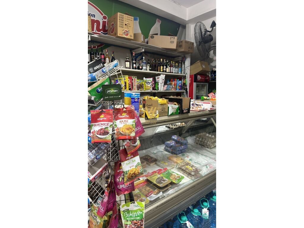 Jepet Dyqan me qera te Varri i Bamit 80 m2