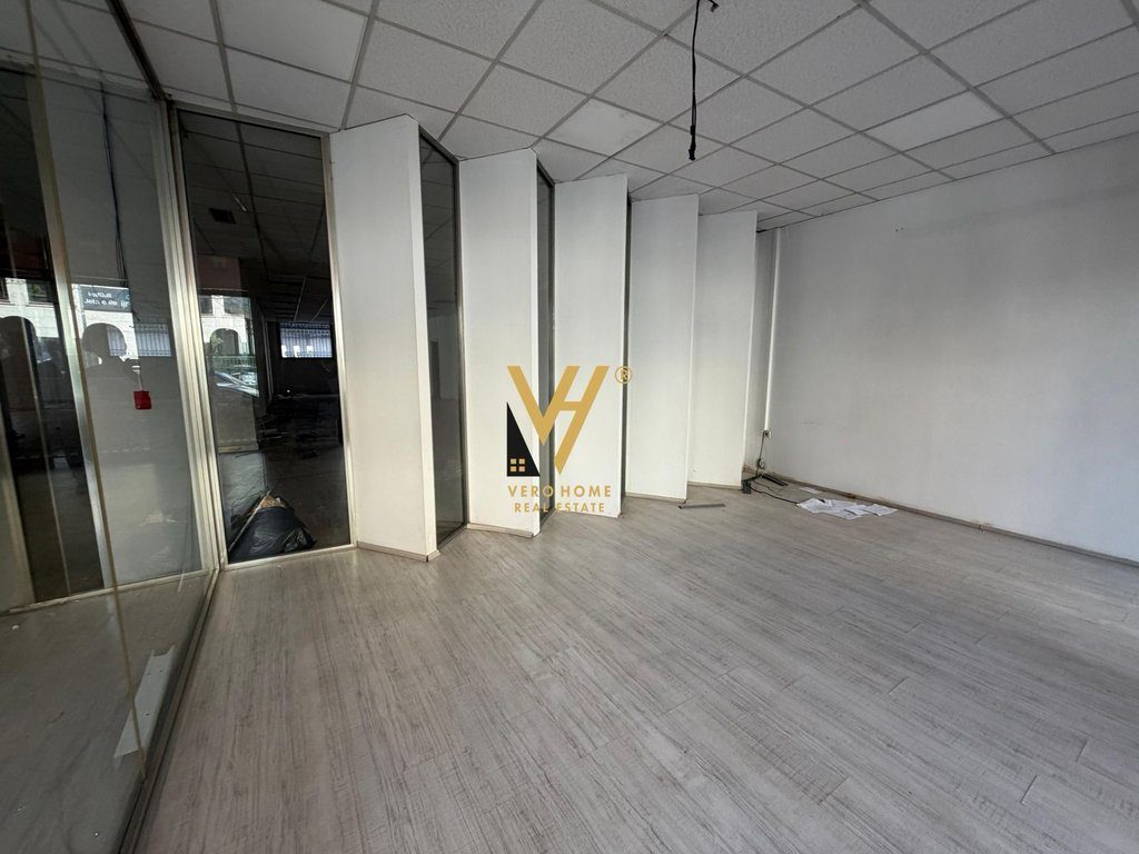 JEPET ZYRE 420 M2 ME QERA TE RRUGES SE ELBASANIT 7.000 EURO 4