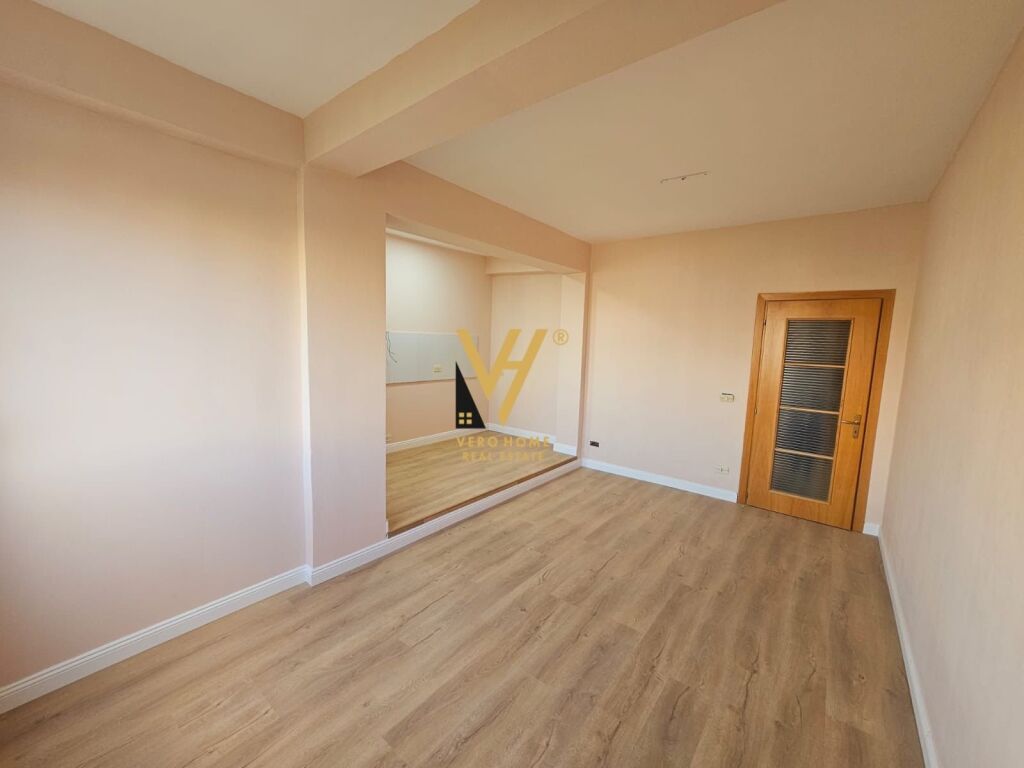 Shitet Apartament 1+1+ballkon ne Durres, Hotel Adriatik 45 m2 3