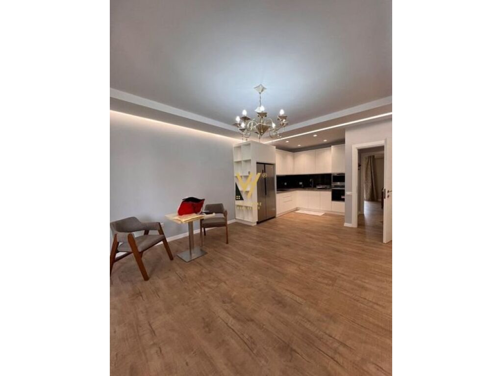 Shitet Apartament 2+1+2+ballkon te Ish Ekspozita Sot 115 m2