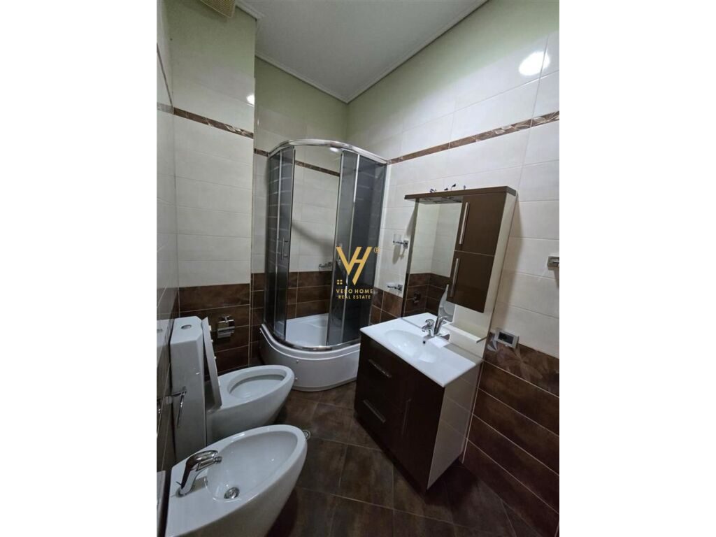 JEPET APARTAMENT 2+1+BLK ME QERA TE PAZARI I RI 950 EURO 4