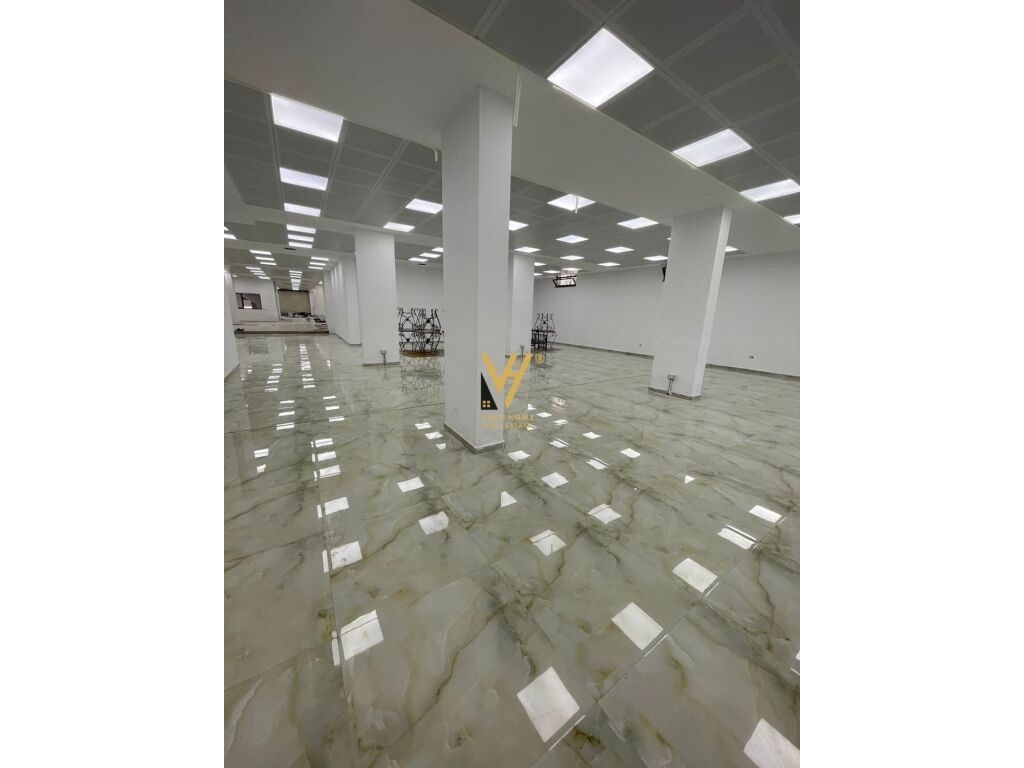 Jepet ambient komercial me qera ne Porcelan 1330 m2 2