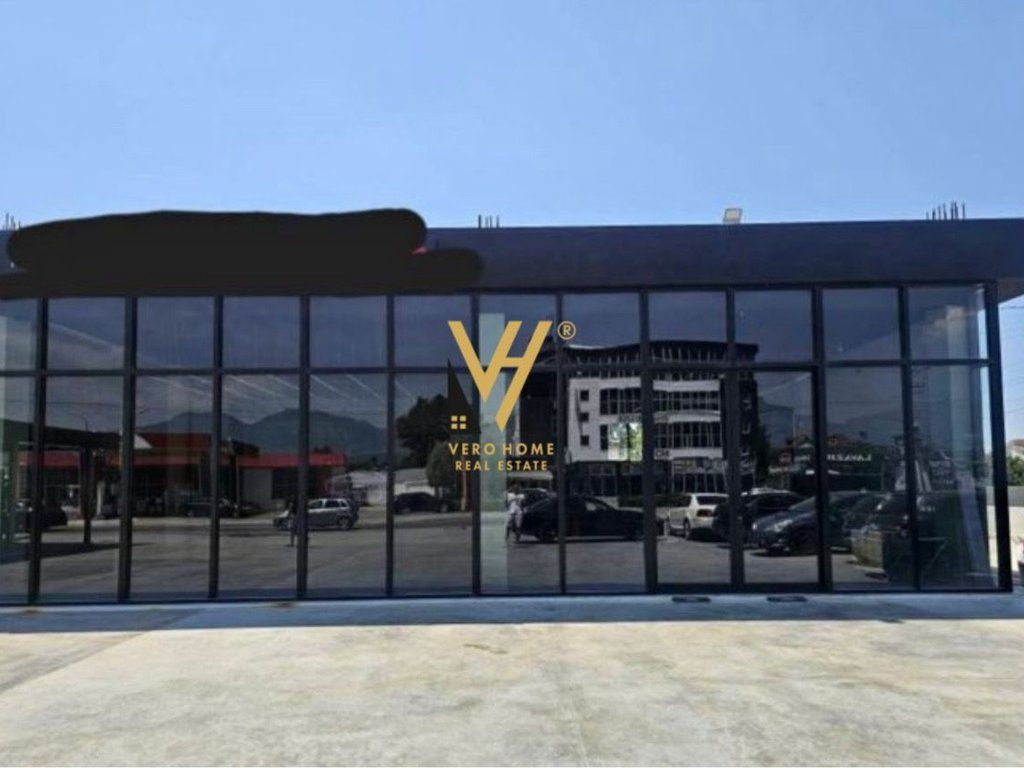 JEPET AMBIENT BIZNESI 210M2 ME QERA TE URA E TAPIZES 1.000 EURO