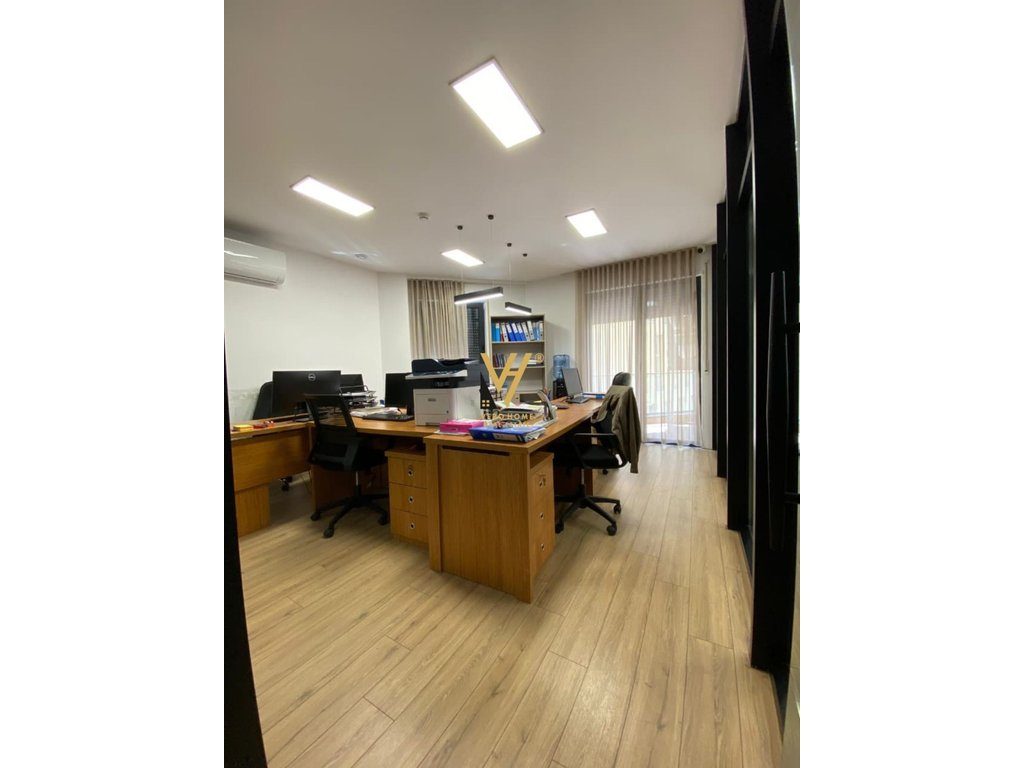JEPET ZYRE 317 M2 ME QERA RRUGA E BARRIKADAVE 4.600 EURO 4