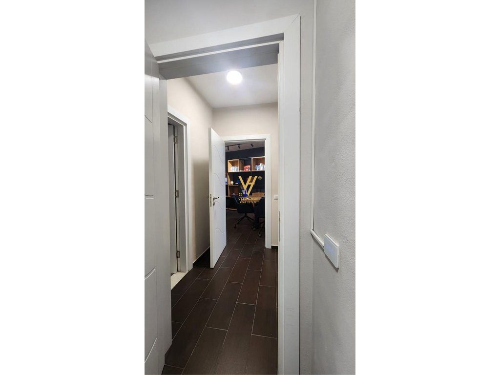 JEPET ZYRE 85 M2 ME QERA TE RRUGA E KOSOVAREVE 75.000 LEKE 4