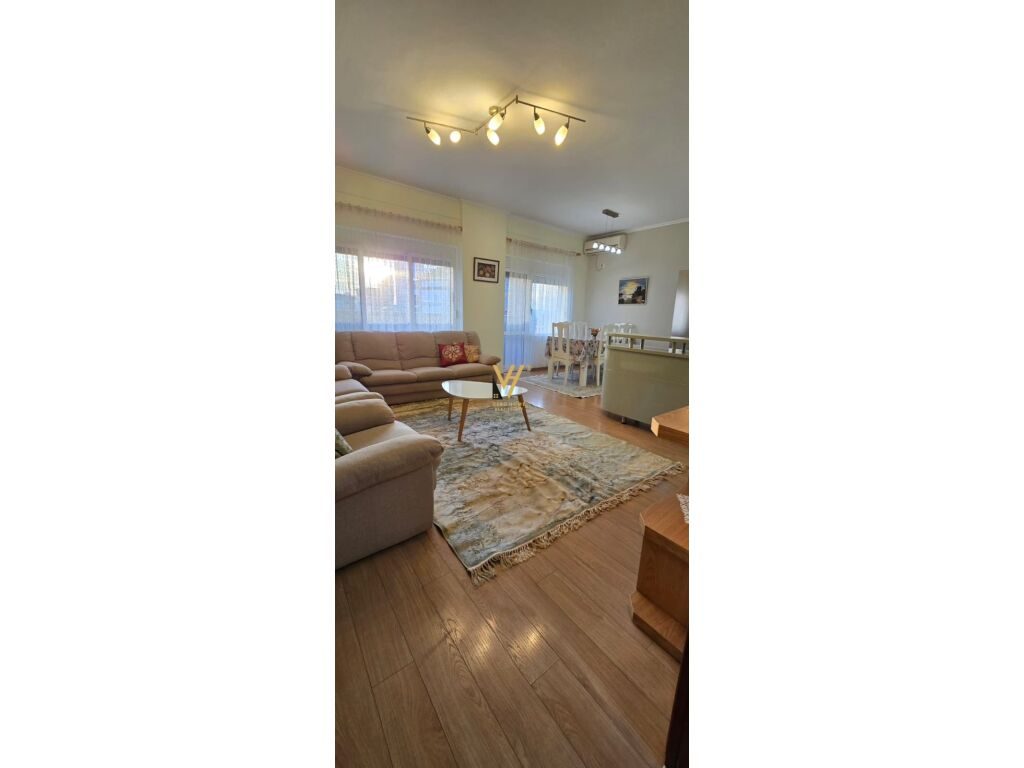 Jepet Apartament 2+1+2+ballkon me qera te Pazari i Ri 100 m2