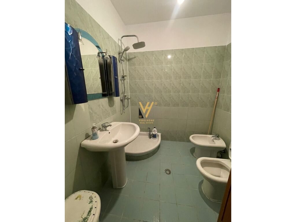 Shitet Apartament 2+1+dy ballkon te Komuna e Parisit 100 m2