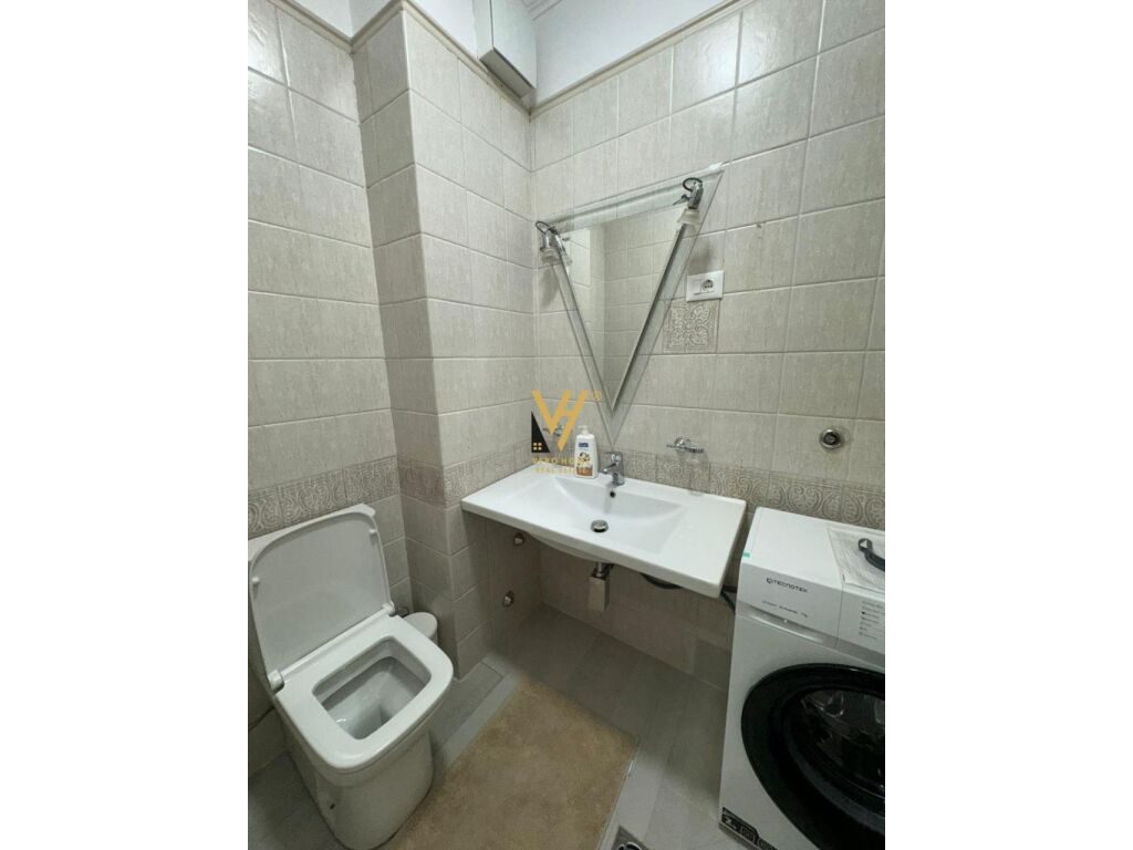 Jepet Apartament 2+1+2+ballkon me qera te Blloku 145 m2