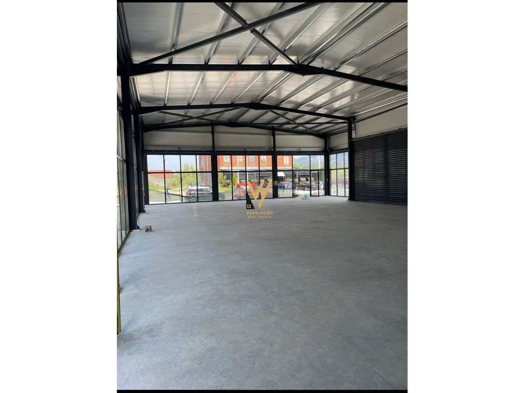JEPET KAPANON 1.400 M2 ME QERA NE ZALL HERR 2.000 EURO