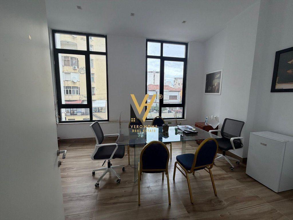JEPET ZYRE 680 M2 ME QIRA TE RRUGA MINE PEZA 15.600 EURO 4