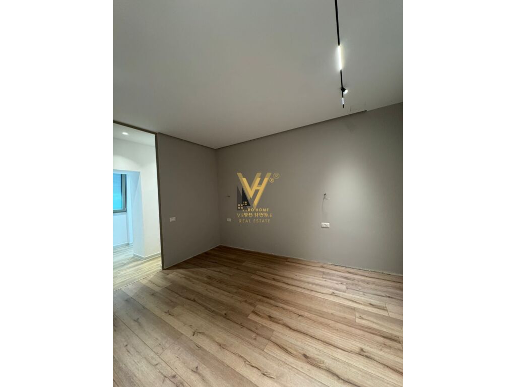 JEPET ZYRE 80 M2 ME QERA NE VASIL SHANTO 1.700 EURO 2