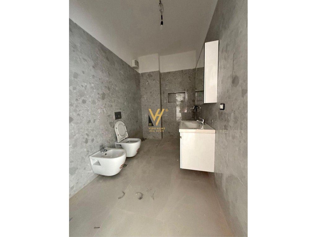 JEPET ZYRE 70M2 ME QERA TE KOMPLEKSI AURA,ZOGU I ZI 450 EURO 4