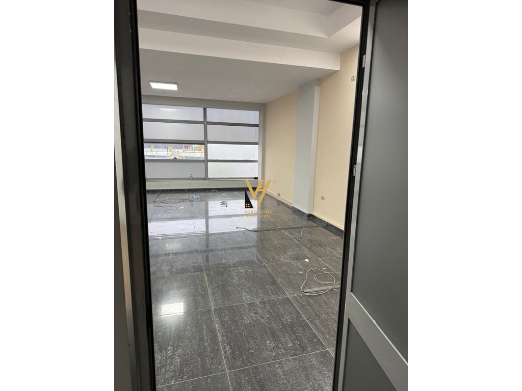 JEPET AMBIENT BIZNESI 75 M2 ME QERA NE ASTIR 60.000 LEKE 3