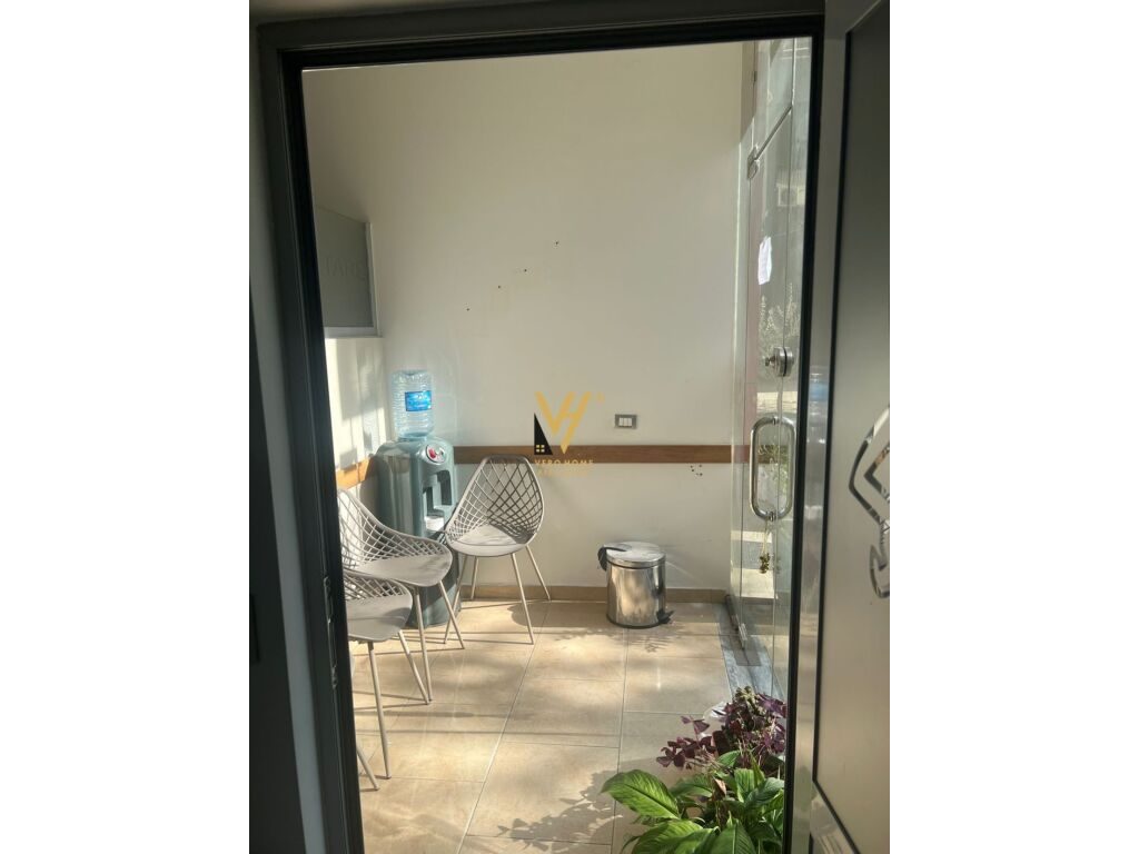 Jepet Dyqan me qera ne Yzberisht 50 m2 2