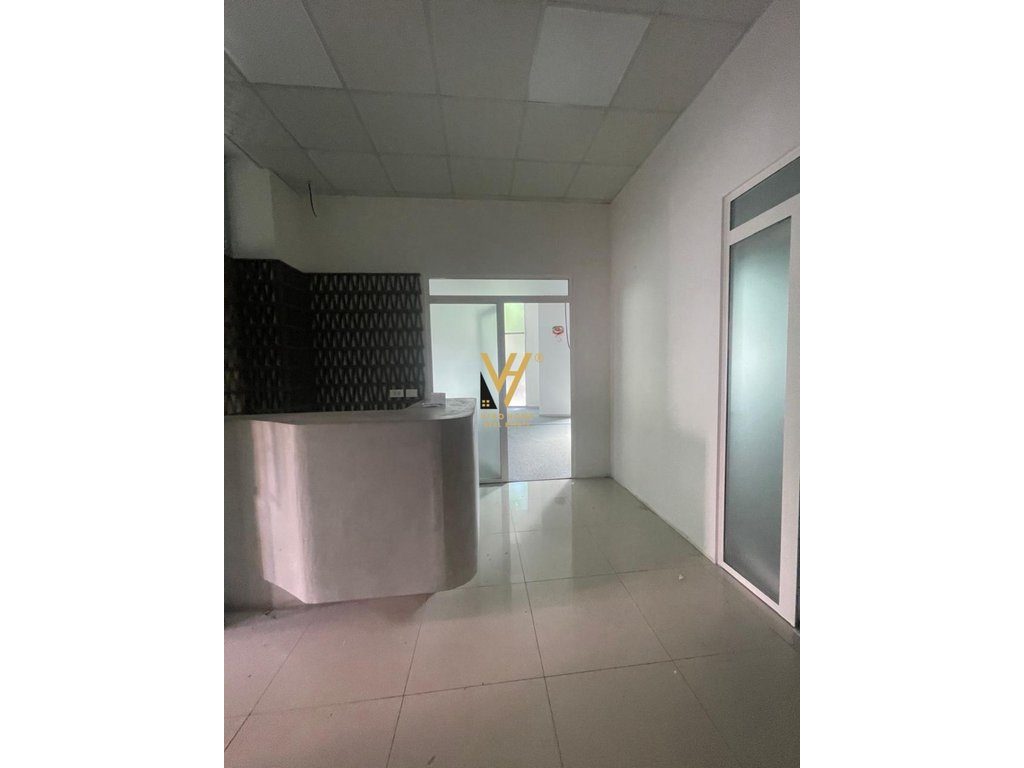 JEPET AMBJENT BIZNESI 205 M2 ME QERA TE ISH STACIONI TRENIT 3.000 EURO 3