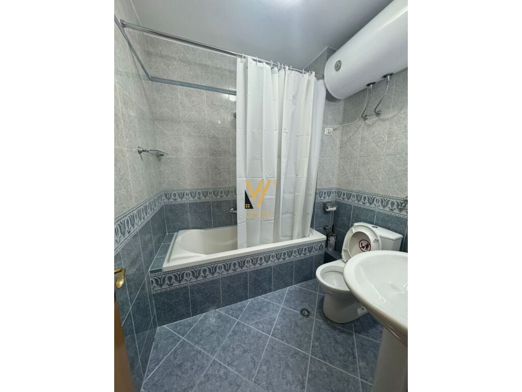 Jepet Apartament 2+1+2+ballkon me qera te Lulishtja , Komuna e Parisit 125 m2