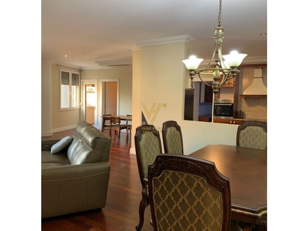 Shitet apartament 3+1 +2 te Rruga e Barrikadave 2