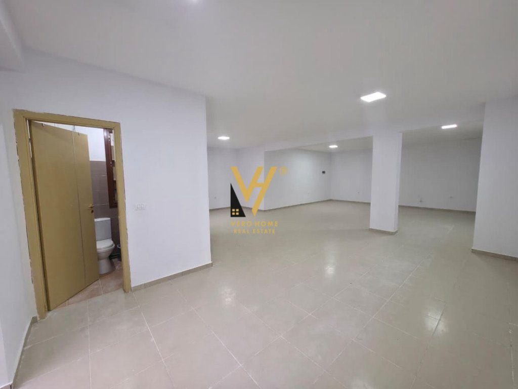 JEPET AMBIENT KOMERCIAL 90 M2 ME QIRA TE KOPSHTI BOTANIK 800 EURO