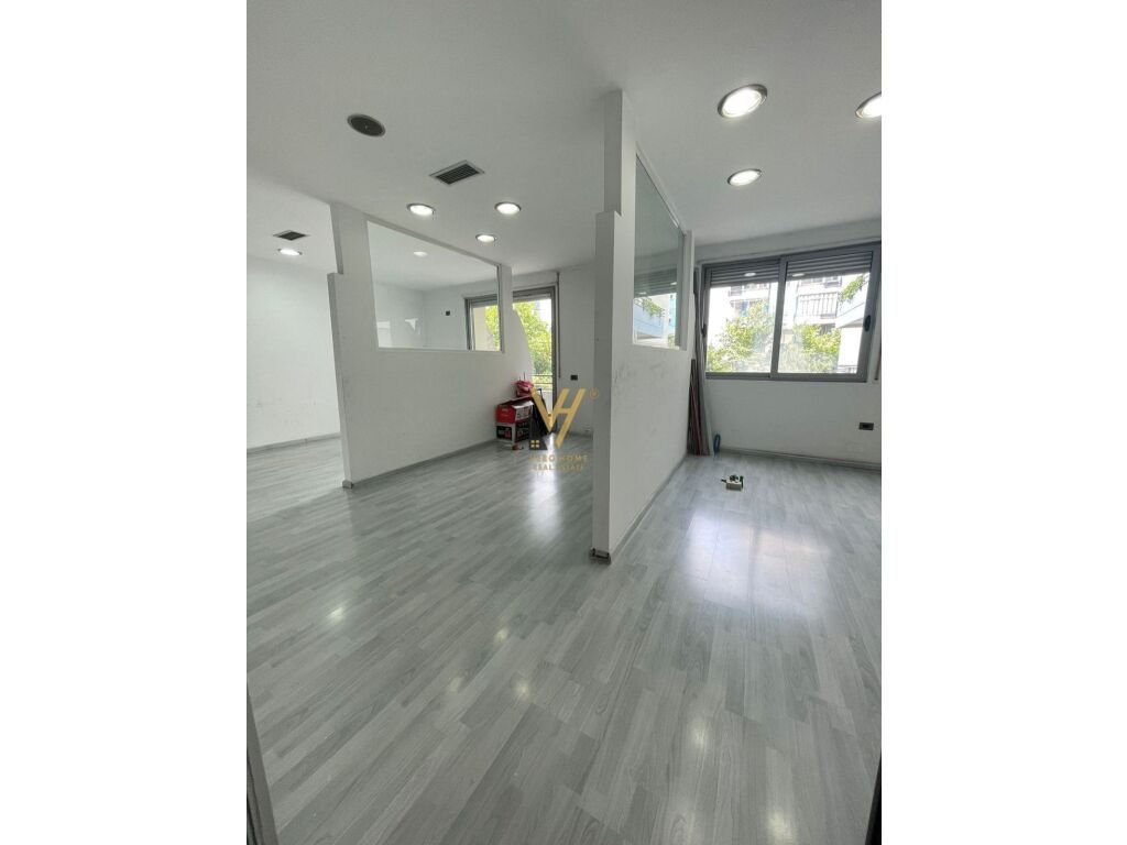 Jepet ambjent biznesi me qera perball Casa Italia 151 m2 2