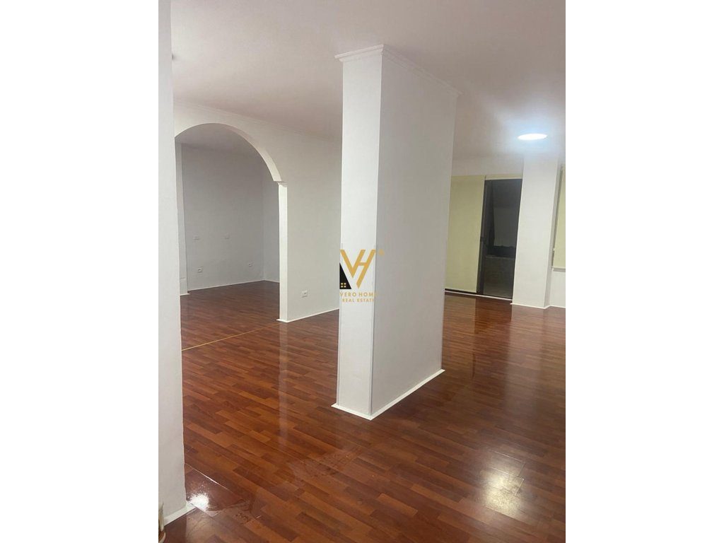 JEPET ZYRE 120 M2 ME QERA TEK BLLOKU 1.500 EURO 2