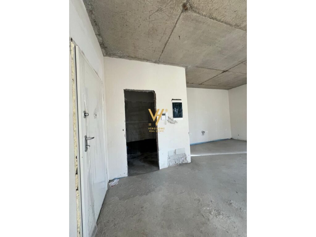 JEPET AMBIENT 164 M2 ME QERA TE RR.KOSOVAREVE 3.100 EURO 4