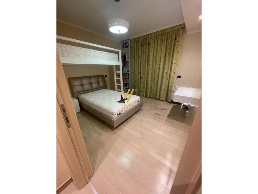 Shitet Apartament 3+1+2 te Ish Ekspozita Sot 212 m2