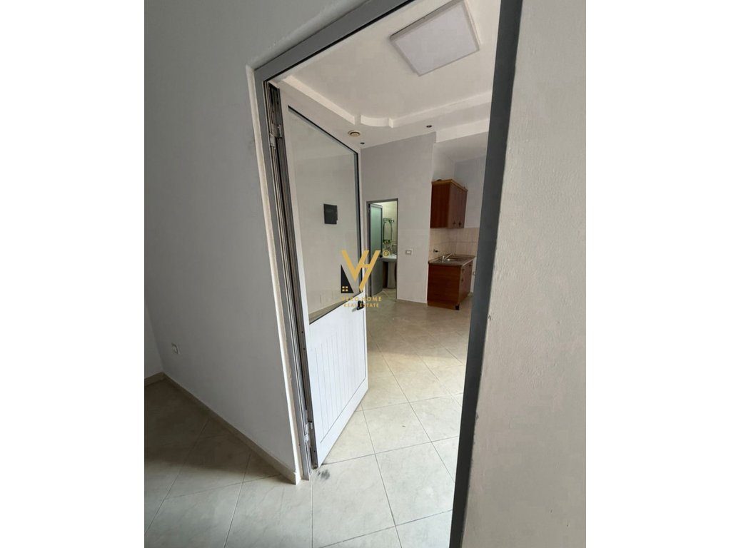 JEPET AMBIENT BIZNESI 40 M2 ME QIRA TE PROKURORIA 39.000 LEKE 4