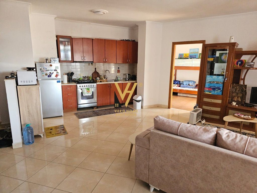 JEPET APARTAMENT 2+1+2 ME QIRA TE RRUGA E BARRIKADAVE 65.000 LEKE 3