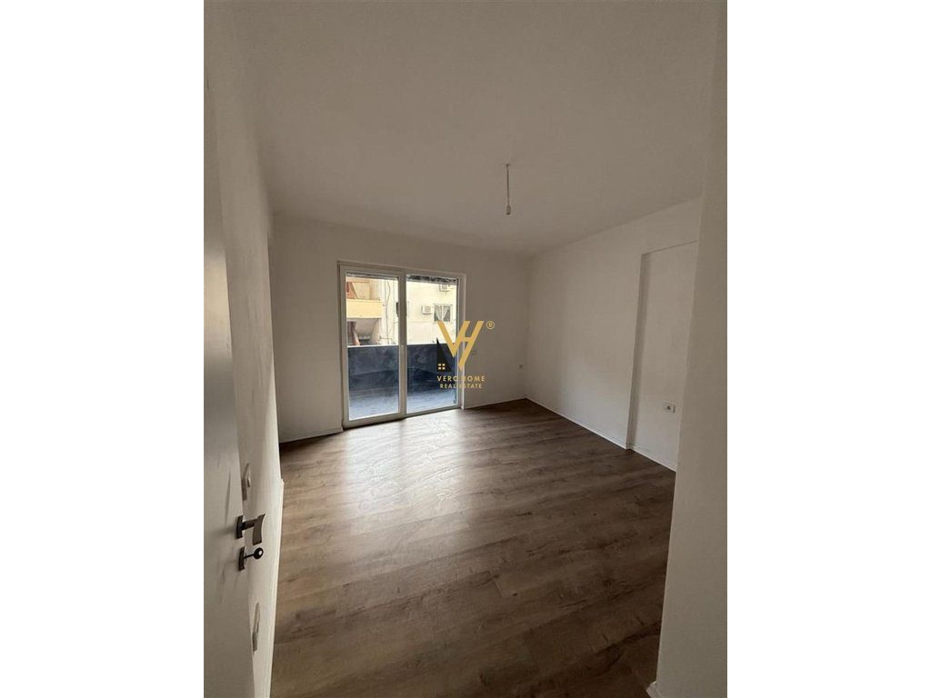 JEPET ZYRE 108 M2 ME QERA TE RRUGA E DURRESIT 850 EURO 2