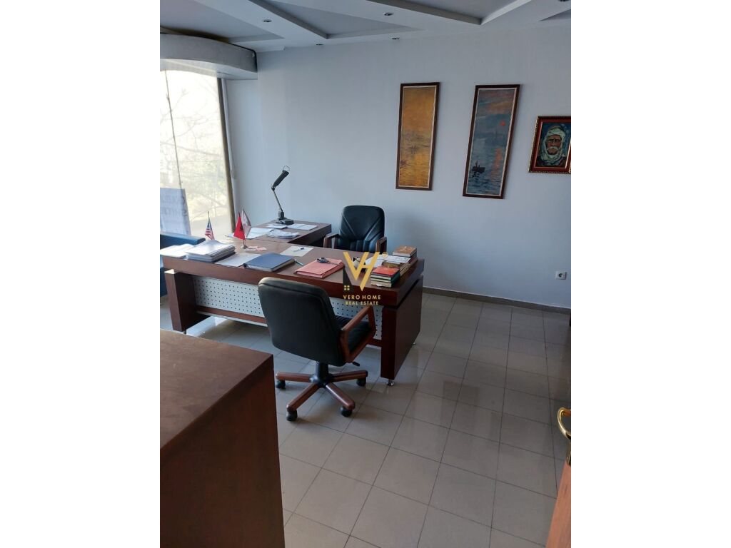 Jepet zyre me qera te Ish Ekspozita Sot 106 m2