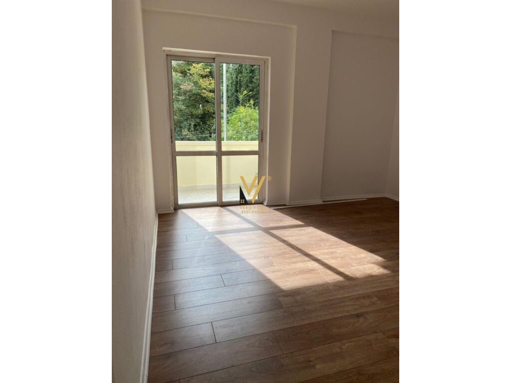 Jepet zyre me qera te Rruga e Elbasanit 100 m2